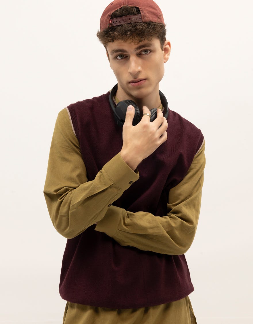 leo-plum-sleevless-v-neck-sweater-jjswt0039