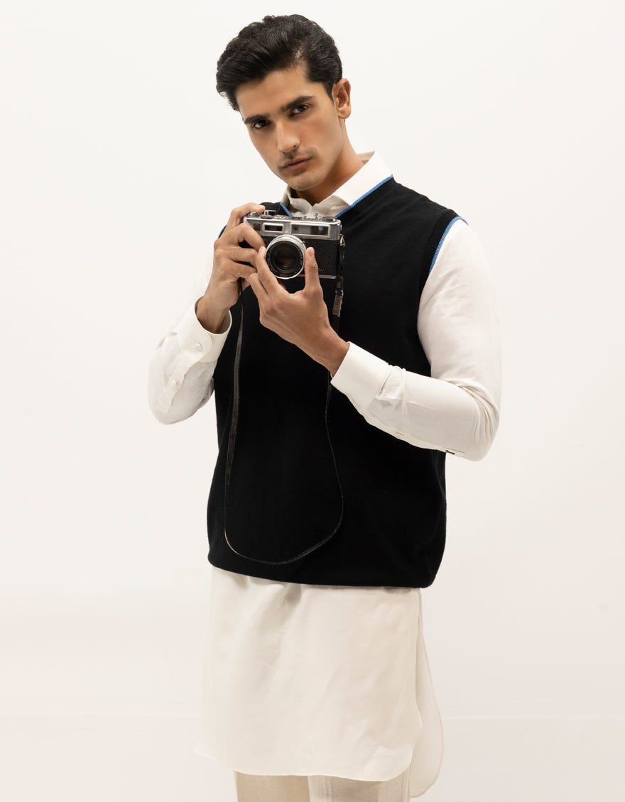 leo-black-sleevless-v-neck-sweater-jjswt0041