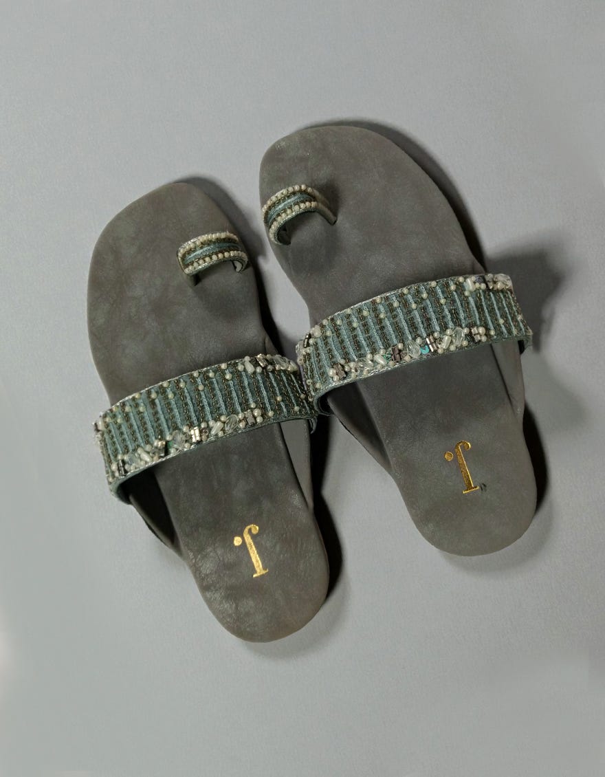grey-chappal-jlfwc-23-033