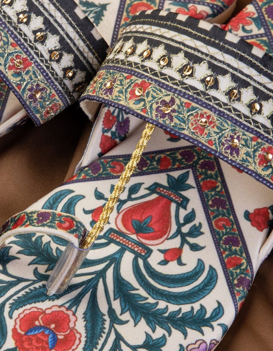 MULTICOLOR SEMI FORMAL CHAPPAL